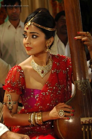 Cute-Shriya-stills-from-Chandra-Movie-1