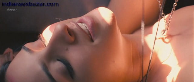 Parineeti Chopra Hot Kiss Sex Scene in Train Photos (5)