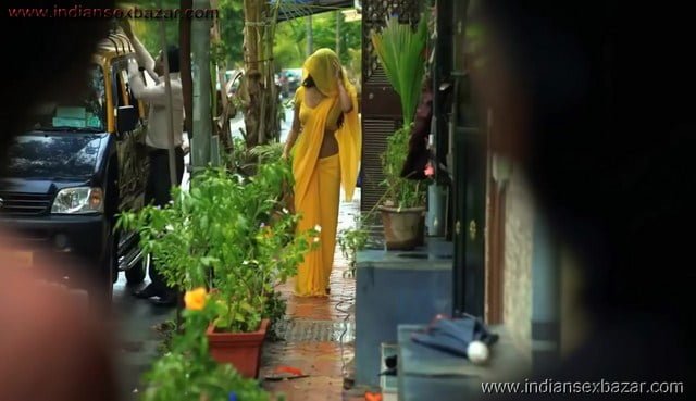 मोटे मोटे बोबे दिखा रही है भाभी पीली साड़ी में Hot women in yellow saree Nude showing Boobs and Pussy and Shagging Fake xxx photo (3)