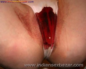 Bleeding virgin pussy XXX Pic चूत में से खून निकालते हुए फोटो (7)