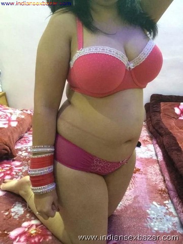 Newly Married Desi Dulhan Ki Nangi Pics indian bridal porn nude sandals photos (8)