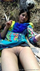मासूम सुन्दर लड़की खेत में नंगी पड़ी है चुत दिखा रही है फोटो देखे indian girl nude photo (1)