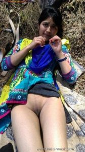 मासूम सुन्दर लड़की खेत में नंगी पड़ी है चुत दिखा रही है फोटो देखे indian girl nude photo (3)