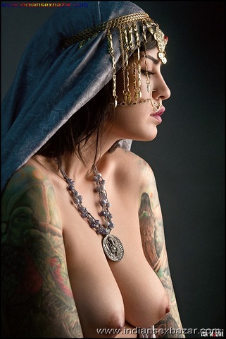 मोटे मोटे बूब्स वाली भाभी अपने मस्त इस्तानो को बोबो को दिखाते हुए नंगी Big Boobs Nude Photo Girls Nude Boobs (6)