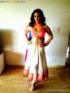 Indian Pornstar Sunny Leone Celebrating Holi See Her Big Boobs VERY SEXY PIC (3)