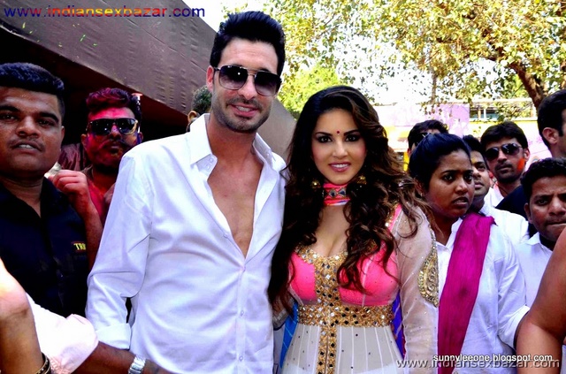 Indian Pornstar Sunny Leone Celebrating Holi See Her Big Boobs VERY SEXY PIC (4)