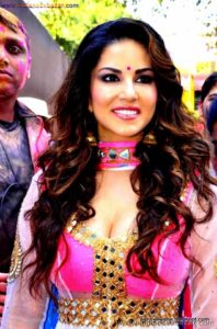 Indian Pornstar Sunny Leone Celebrating Holi See Her Big Boobs VERY SEXY PIC (6)