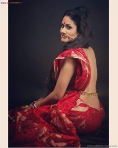 Sexy Indian Bhabhi In Saree Blouse Very Hot And Sexy Striping Saree Photos (1)
