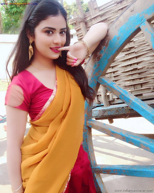 Sexy Indian Bhabhi In Saree Blouse Very Hot And Sexy Striping Saree Photos (11)