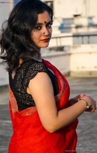 Sexy Indian Bhabhi In Saree Blouse Very Hot And Sexy Striping Saree Photos (15)