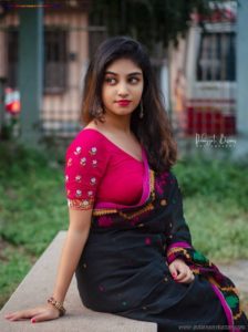 Sexy Indian Bhabhi In Saree Blouse Very Hot And Sexy Striping Saree Photos (2)