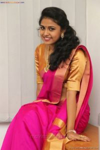 Sexy Indian Bhabhi In Saree Blouse Very Hot And Sexy Striping Saree Photos (9)