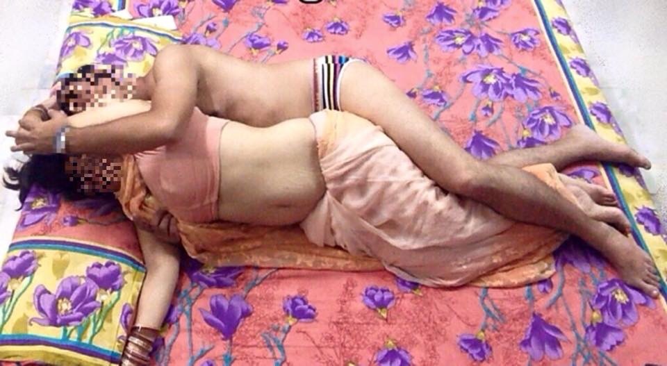 रंडी माँ को नौकरों से चूत चुदवाते हुए देखा सेक्स स्टोरी हिंदी में