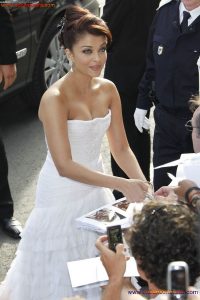 Naked Photo And Video Aishwarya Rai Real Big Milky Boobs Showing From Clothes (12)