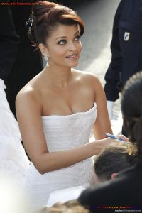 Naked Photo And Video Aishwarya Rai Real Big Milky Boobs Showing From Clothes (14)