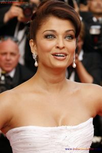 Naked Photo And Video Aishwarya Rai Real Big Milky Boobs Showing From Clothes (18)
