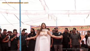 Sapna Choudhary Nude Porn Photos बिना ब्रा पहने सपना चौधरी स्टेज पर डांस करते हुए बोबे साफ दिख रहे है (3)