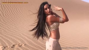 गन्दा नाच करते हुए माल लड़की रेगिस्तान में गांड हिला कर बेली डांस करते हुए Belly Dance Videos (1)