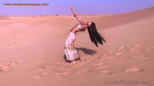 गन्दा नाच करते हुए माल लड़की रेगिस्तान में गांड हिला कर बेली डांस करते हुए Belly Dance Videos (11)