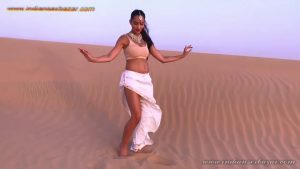 गन्दा नाच करते हुए माल लड़की रेगिस्तान में गांड हिला कर बेली डांस करते हुए Belly Dance Videos (13)