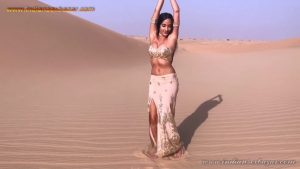 गन्दा नाच करते हुए माल लड़की रेगिस्तान में गांड हिला कर बेली डांस करते हुए Belly Dance Videos (15)