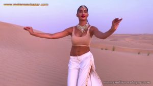 गन्दा नाच करते हुए माल लड़की रेगिस्तान में गांड हिला कर बेली डांस करते हुए Belly Dance Videos (16)