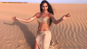 गन्दा नाच करते हुए माल लड़की रेगिस्तान में गांड हिला कर बेली डांस करते हुए Belly Dance Videos (17)
