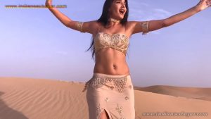 गन्दा नाच करते हुए माल लड़की रेगिस्तान में गांड हिला कर बेली डांस करते हुए Belly Dance Videos (18)