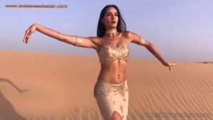 गन्दा नाच करते हुए माल लड़की रेगिस्तान में गांड हिला कर बेली डांस करते हुए Belly Dance Videos (2)