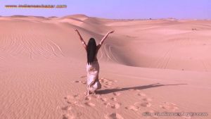 गन्दा नाच करते हुए माल लड़की रेगिस्तान में गांड हिला कर बेली डांस करते हुए Belly Dance Videos (3)