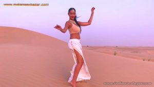 गन्दा नाच करते हुए माल लड़की रेगिस्तान में गांड हिला कर बेली डांस करते हुए Belly Dance Videos (6)