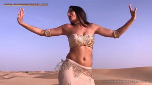 गन्दा नाच करते हुए माल लड़की रेगिस्तान में गांड हिला कर बेली डांस करते हुए Belly Dance Videos (8)