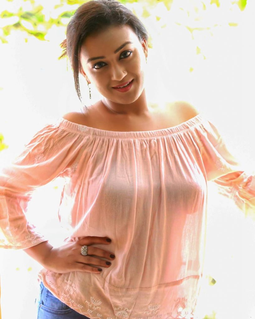 Sexy And Hot Indian Girl In Jeans Top छोटी बहन की चुदाई करी दोस्तों के बहकावे में आकर सेक्स कहानी