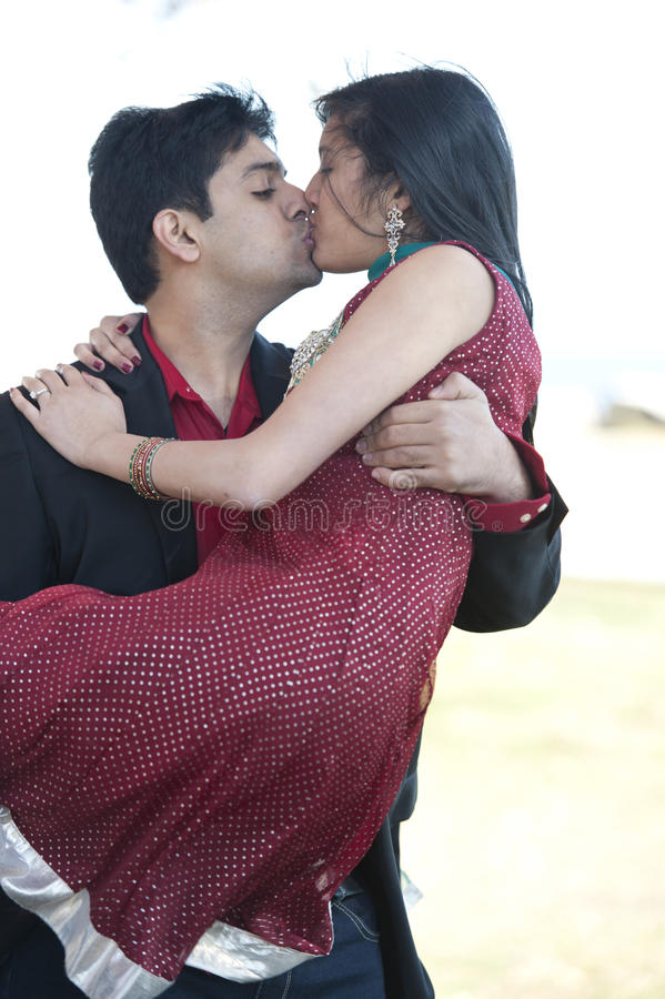Indian Kissing सील पैक वर्जिन चूत चंद पलों में फटी हुई चूत में तबदील हो गई Hindi XXX Sex Story 2