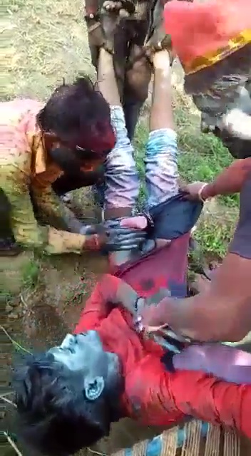 होली पर दोस्त को नंगा करके उसके लौड़े पर रंग लगते हुए इंडियन पोर्न 3