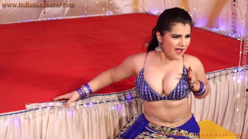 Indian Randi With Big Boobs सेक्सी भोजपुरी रंडी मोटे बोबे उछाल उछाल कर नाचते हुए इंडियन पोर्न 5