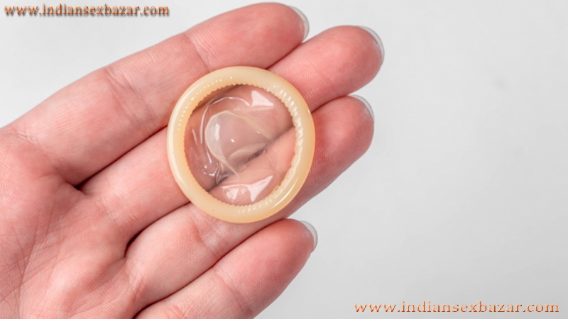 गर्लफ्रेंड चुदाई से पहले बॉयफ्रेंड के लंड पर कॉन्डोम चडाते हुए Indian Porn Video Condom On Boys Dick 13