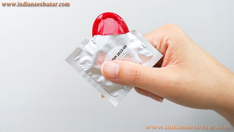 गर्लफ्रेंड चुदाई से पहले बॉयफ्रेंड के लंड पर कॉन्डोम चडाते हुए Indian Porn Video Condom On Boys Dick 9