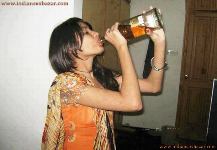 Indian Drunk Girl Fucked By Boyfriend बियर पिलाकर गर्लफ्रेंड की चुदाई करी वो नशे में चुदती रही XXX Story 1