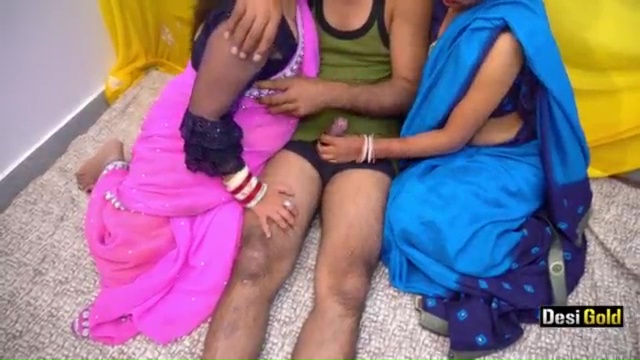 दो रंडी महिलाओं को एक साथ चोदा Indian Desi Threesome Porn Video And XXX Pictures 1