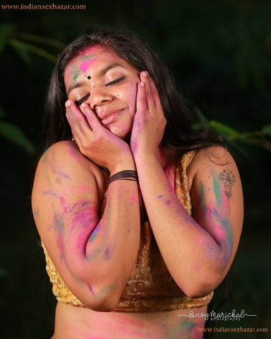 Sexy Indian Women Holi Colorful Photos होली के दिन माँ को चाचा ने रगड़ा रंग लगाने के बहाने Hot Pictures 11