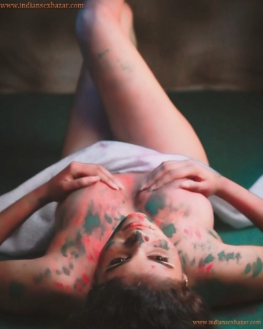 Sexy Indian Women Holi Colorful Photos होली के दिन माँ को चाचा ने रगड़ा रंग लगाने के बहाने Hot Pictures 14