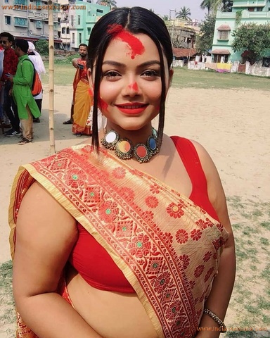 Sexy Indian Women Holi Colorful Photos होली के दिन माँ को चाचा ने रगड़ा रंग लगाने के बहाने Hot Pictures 18