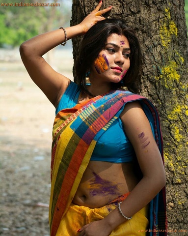 Sexy Indian Women Holi Colorful Photos होली के दिन माँ को चाचा ने रगड़ा रंग लगाने के बहाने Hot Pictures 2