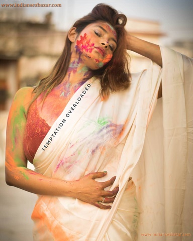 Sexy Indian Women Holi Colorful Photos होली के दिन माँ को चाचा ने रगड़ा रंग लगाने के बहाने Hot Pictures 22