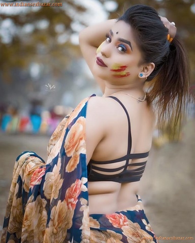 Sexy Indian Women Holi Colorful Photos होली के दिन माँ को चाचा ने रगड़ा रंग लगाने के बहाने Hot Pictures 23