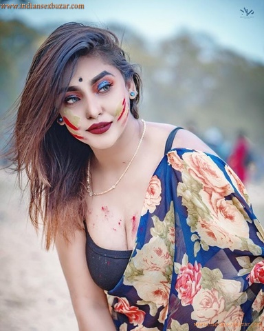 Sexy Indian Women Holi Colorful Photos होली के दिन माँ को चाचा ने रगड़ा रंग लगाने के बहाने Hot Pictures 24