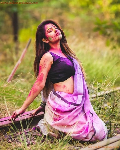 Sexy Indian Women Holi Colorful Photos होली के दिन माँ को चाचा ने रगड़ा रंग लगाने के बहाने Hot Pictures 28