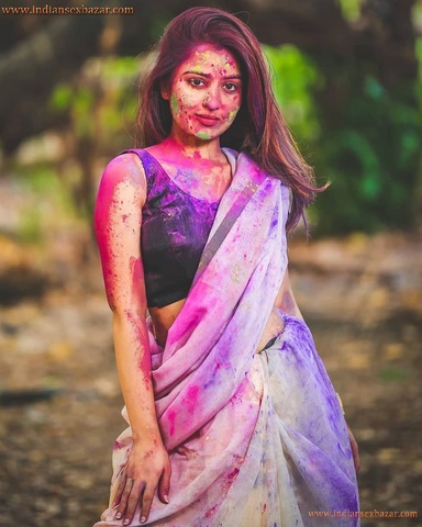 Sexy Indian Women Holi Colorful Photos होली के दिन माँ को चाचा ने रगड़ा रंग लगाने के बहाने Hot Pictures 29