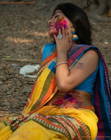 Sexy Indian Women Holi Colorful Photos होली के दिन माँ को चाचा ने रगड़ा रंग लगाने के बहाने Hot Pictures 3
